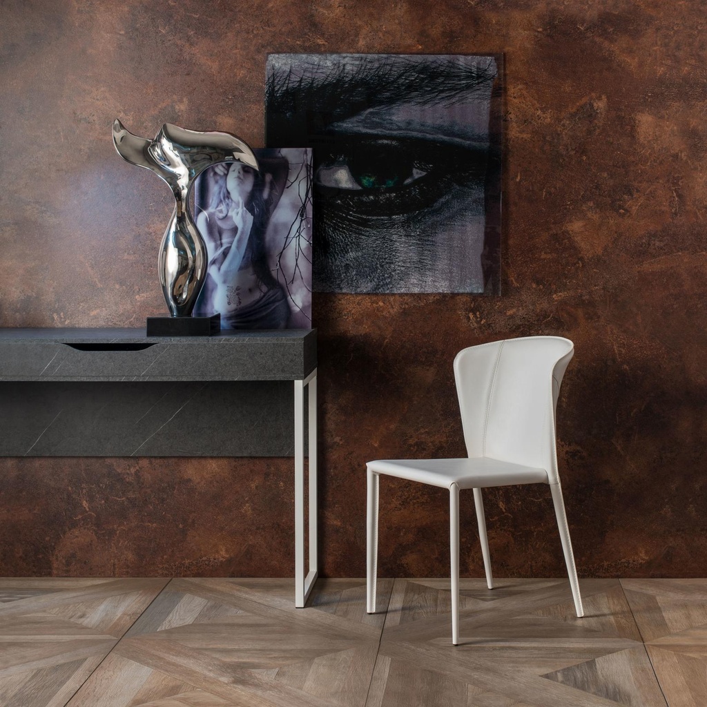 Set di 4 sedie in similcuoio con seduta bianca, struttura in metallo, dimensioni 49x56x82 cm