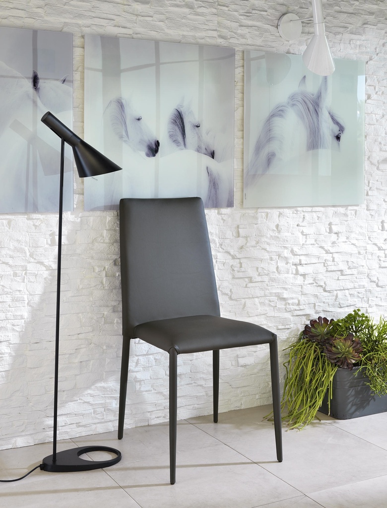 Set di 4 sedie in polipropilene con seduta in similpelle azzurra, 48.5x52x82h cm e sedia in similpelle grigio scuro, 40x42x96h cm