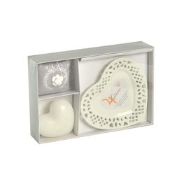 [S-V5504320000] Candela a forma di cuore con piattino, decorata con fiori di elleboro, misure 26x17x4,5 cm - 15 ore di durata